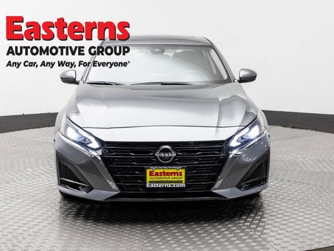 Used 2023 Nissan Altima 2.5 SV w/ SV Premium Package FWD image 2