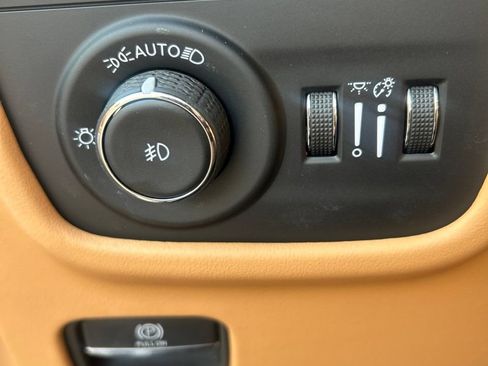Used 2025 Jeep Grand Cherokee Summit AWD/4WD image 18
