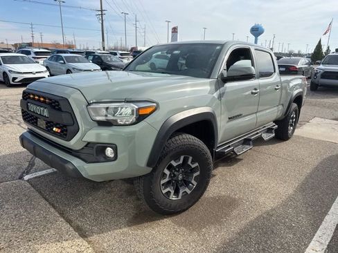 Used 2022 Toyota Tacoma TRD Off-Road w/ TRD Premium Off Road Package image 3