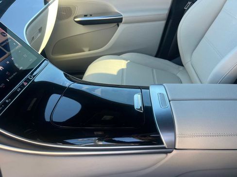 Used 2025 Mercedes-Benz GLC 300 4MATIC image 21