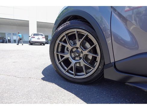 Used 2019 Toyota C-HR XLE FWD image 9