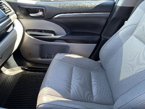 Used 2019 Toyota Highlander Limited image 12