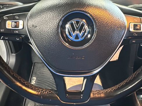 Used 2018 Volkswagen Passat 2.0T R-Line w/ R-Line Lighting Package FWD image 17