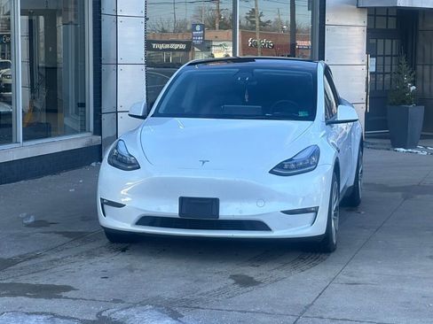 Used 2022 Tesla Model Y Long Range image 1