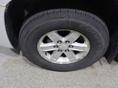 Used 2011 GMC Yukon XL SLT w/ SLT-2 Equipment Package AWD/4WD image 8