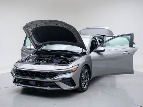 Used 2025 Hyundai Elantra SEL image 17