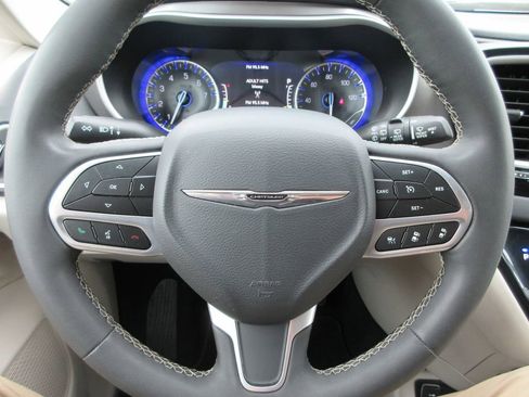 Used 2023 Chrysler Pacifica Touring-L FWD image 24