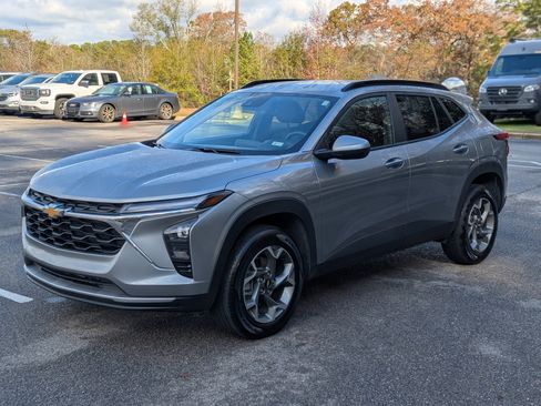 Used 2025 Chevrolet Trax LT w/ Driver Confidence Package image 6