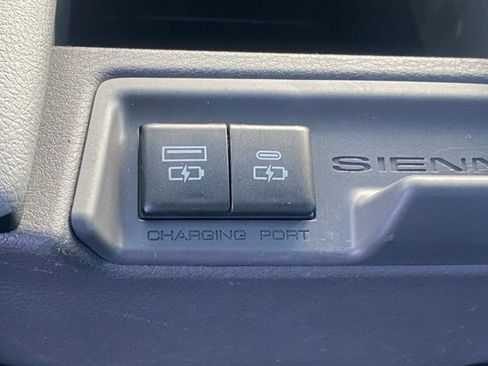 Used 2022 Toyota Sienna XLE image 25