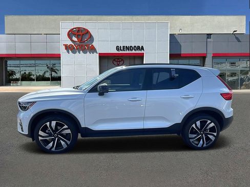 Used 2025 Volvo XC40 B5 Plus image 6