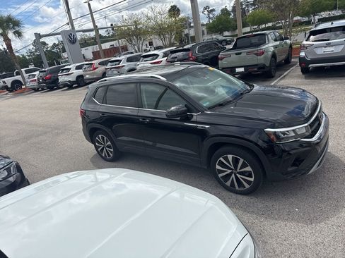 Used 2023 Volkswagen Taos SE w/ Panoramic Sunroof Package image 6