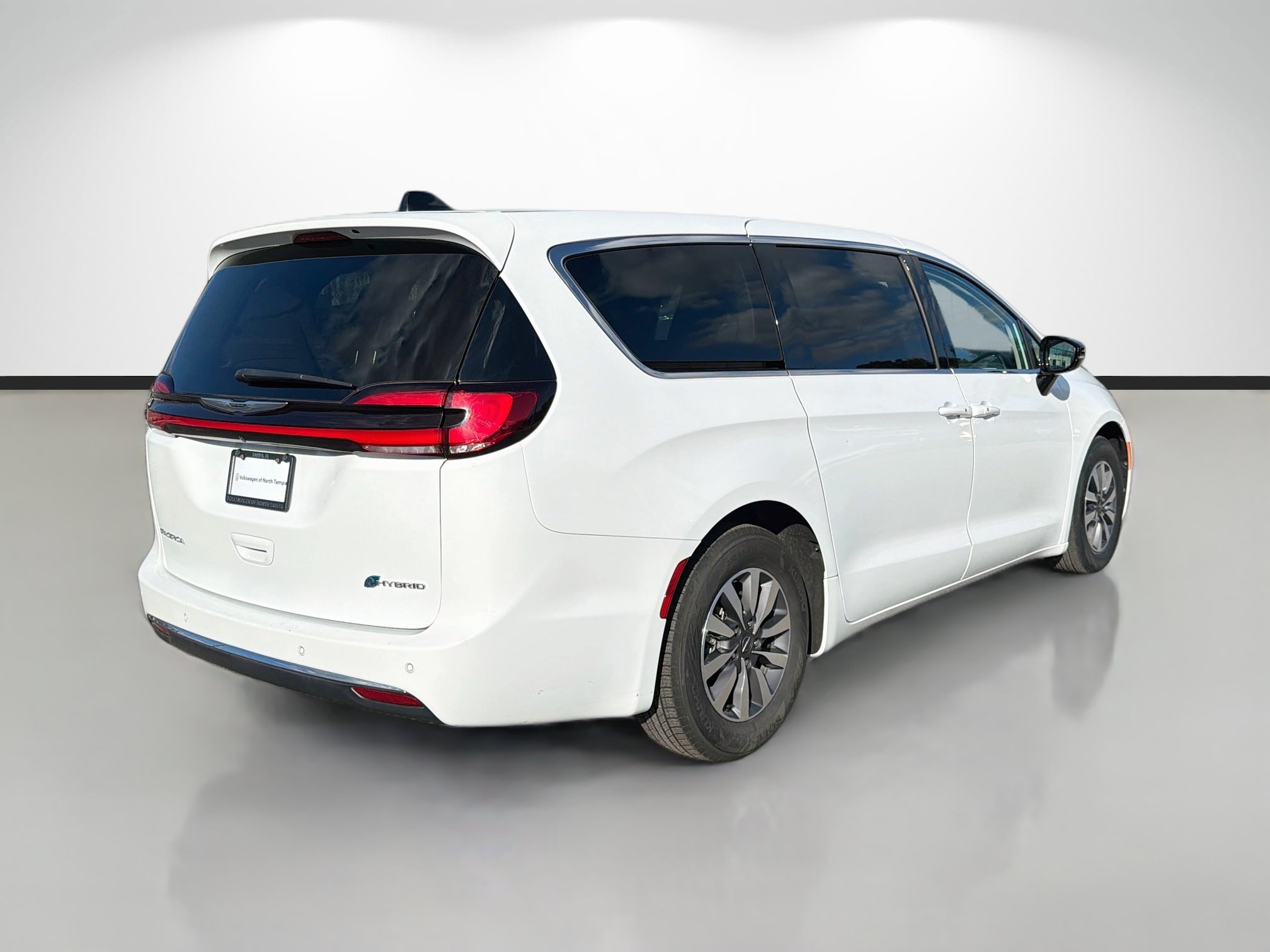 Used 2024 Chrysler Pacifica Limited FWD image 3