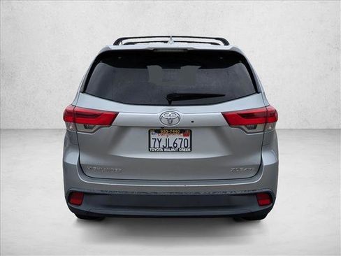 Used 2017 Toyota Highlander XLE image 6