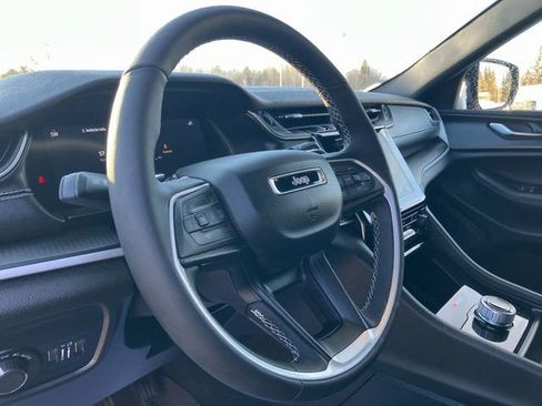 Used 2024 Jeep Grand Cherokee Altitude image 7