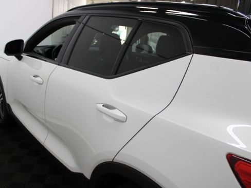 Used 2019 Volvo XC40 T4 R-Design FWD image 10