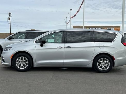Certified 2024 Chrysler Pacifica Touring-L FWD image 11
