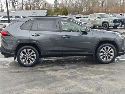 Used 2019 Toyota RAV4 XLE Premium image 4