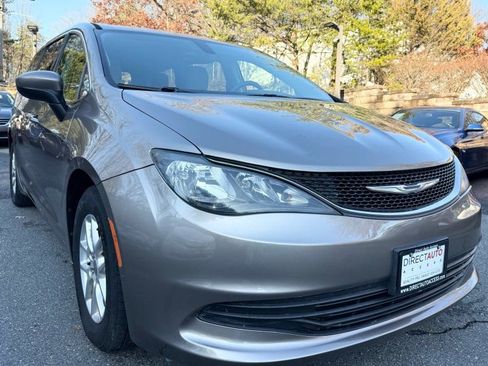 Used 2017 Chrysler Pacifica Touring image 1