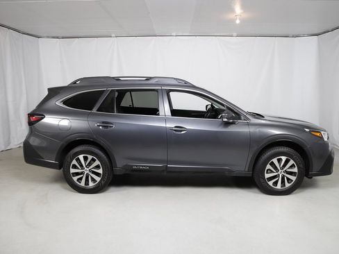 Used 2022 Subaru Outback Premium image 2