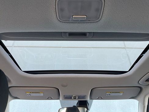 Used 2025 Hyundai Venue SEL image 18