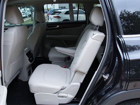 Certified 2025 Volkswagen Atlas SE image 31