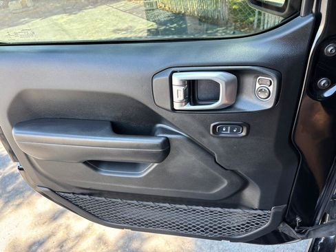 Used 2018 Jeep Wrangler Unlimited Rubicon AWD/4WD image 14