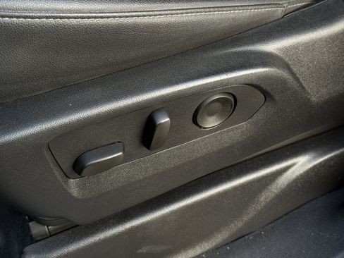 Used 2025 Chevrolet Suburban Z71 image 33