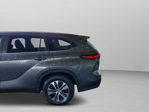 Certified 2023 Toyota Highlander XLE image 8