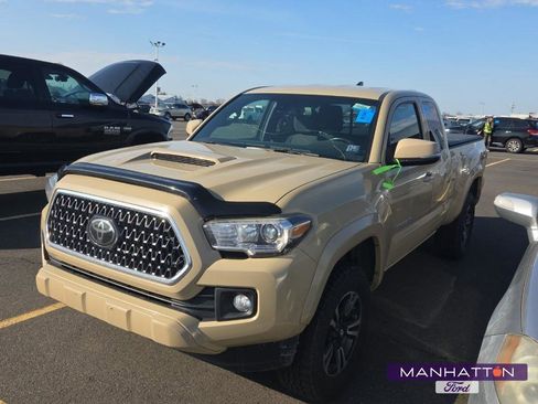 Used 2018 Toyota Tacoma TRD Sport image 1