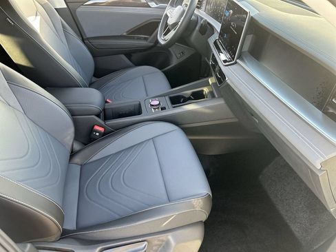 New 2026 Volkswagen Tiguan SE FWD image 8