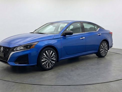 Used 2025 Nissan Altima 2.5 SV image 3