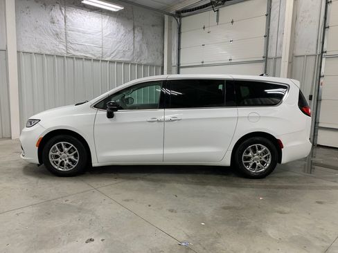 Used 2024 Chrysler Pacifica Touring-L FWD image 4