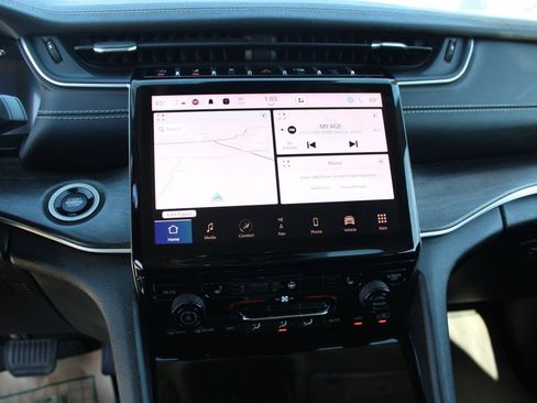 Used 2023 Jeep Grand Cherokee L Limited w/ Black Appearance Package image 17