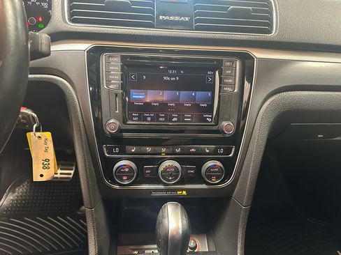 Used 2018 Volkswagen Passat 2.0T R-Line w/ R-Line Lighting Package image 22