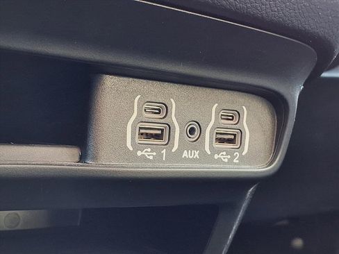 Used 2025 Chrysler Pacifica Select image 26