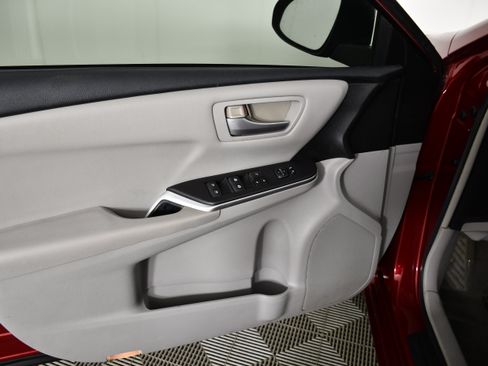 Used 2016 Toyota Camry LE FWD image 32