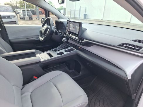 Used 2025 Toyota Sienna XLE image 34