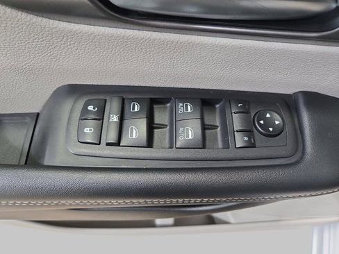 Used 2023 Chrysler Pacifica Touring-L image 30