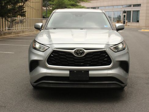 Used 2022 Toyota Highlander L AWD/4WD image 3