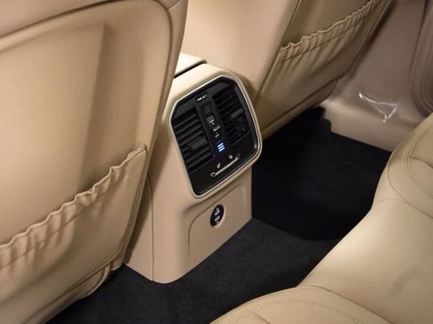 Certified 2025 Porsche Macan AWD/4WD image 36