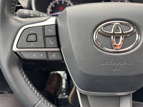 Used 2022 Toyota Highlander XLE image 29