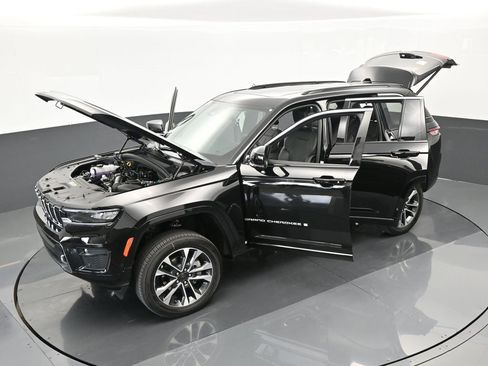 Used 2024 Jeep Grand Cherokee Overland w/ Luxury Tech Group IV image 57