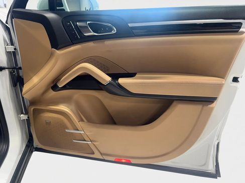 Used 2018 Porsche Cayenne w/ Premium Package image 19