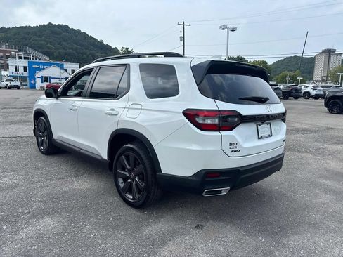 Used 2025 Honda Pilot Sport image 3