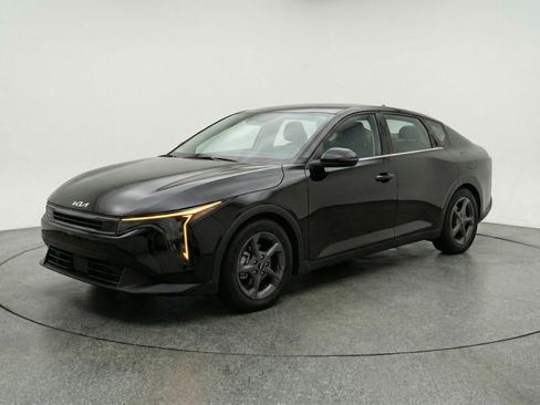 Used 2025 Kia K4 LXS FWD image 3