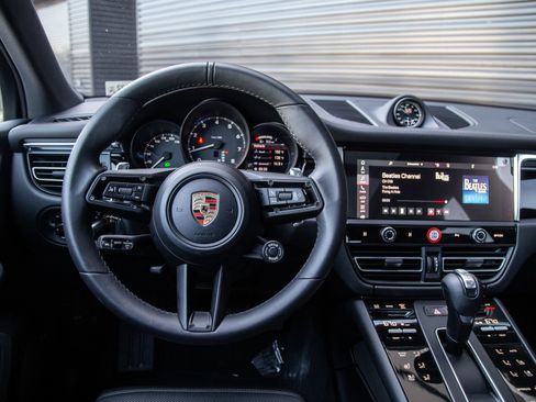 Certified 2026 Porsche Macan AWD/4WD image 11