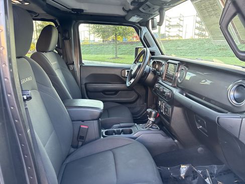 Used 2023 Jeep Gladiator Overland AWD/4WD image 24