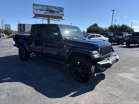 Used 2025 Jeep Gladiator Sport AWD/4WD image 2