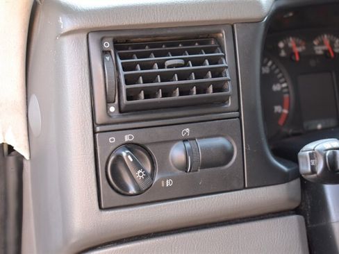 Used 2002 Volkswagen Eurovan MV FWD image 13