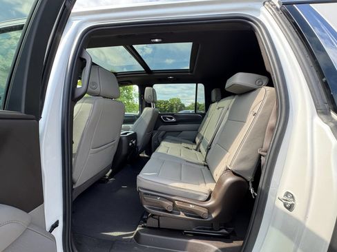 Used 2023 GMC Yukon XL SLT w/ SLT Premium Package AWD/4WD image 38